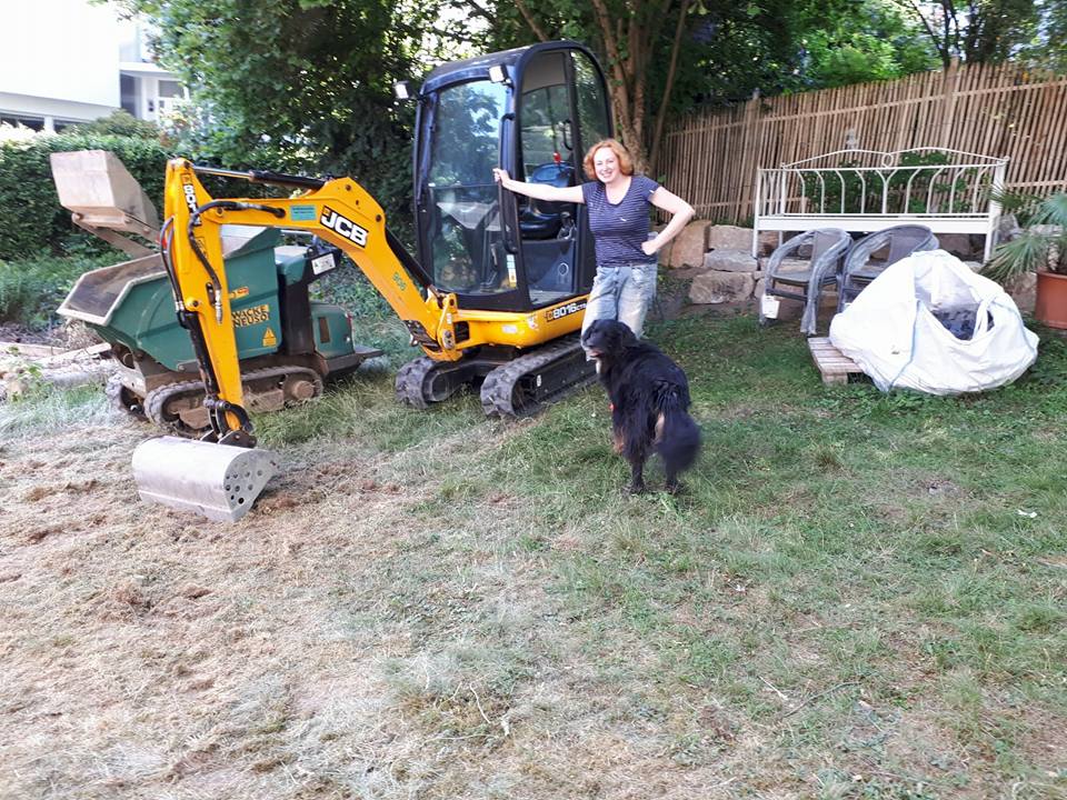 Gartenarbeit mit Minibagger