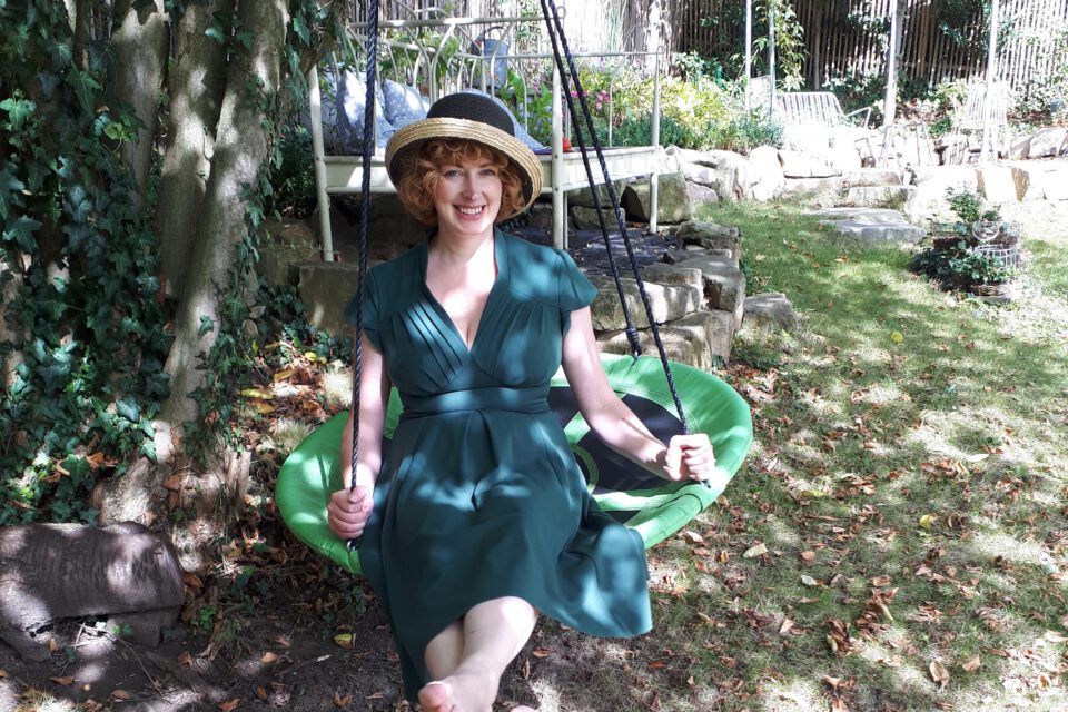 Die Gartenbloggerin Svea J. Held in ihrem Romantikgarten