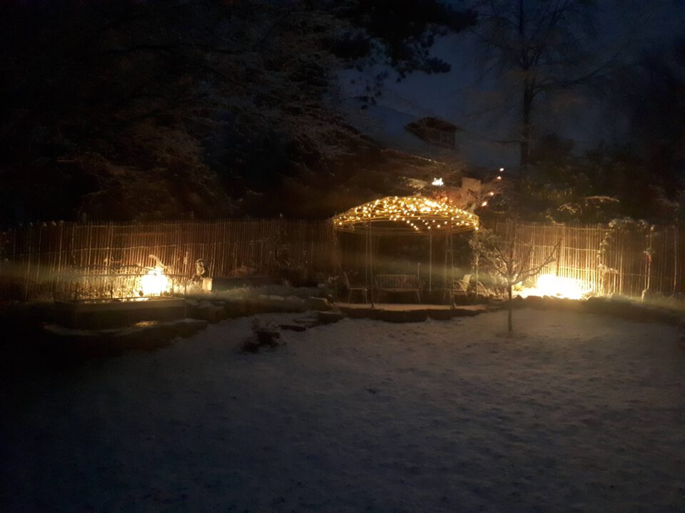 Im Winter hat die romantische Gartenbeleuchtung einen ganz besonderen Charme.
