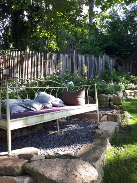 Das Gartenbett ist im Sommer ein beliebter Rückzugsort