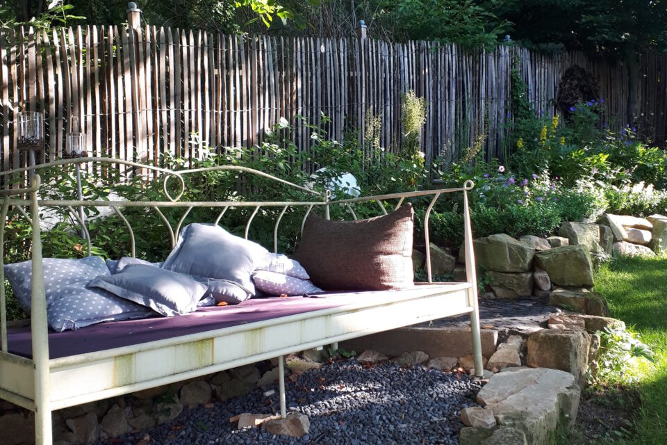 Das Gartenbett ist im Sommer ein beliebter Rückzugsort