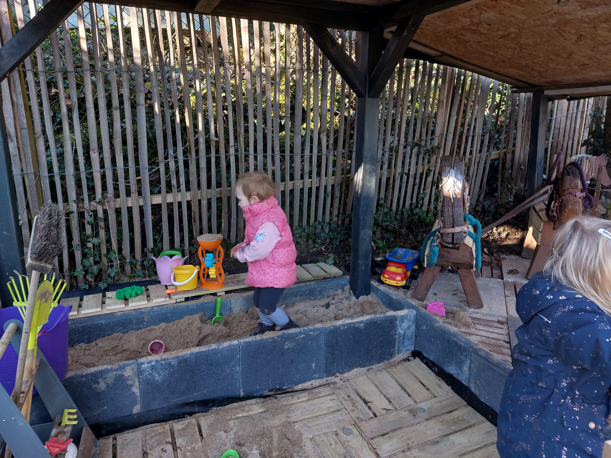 Unser Baumhaus als Spielhaus für unsere Kinder. Eine Bauidee mit vielen individuellen Details.